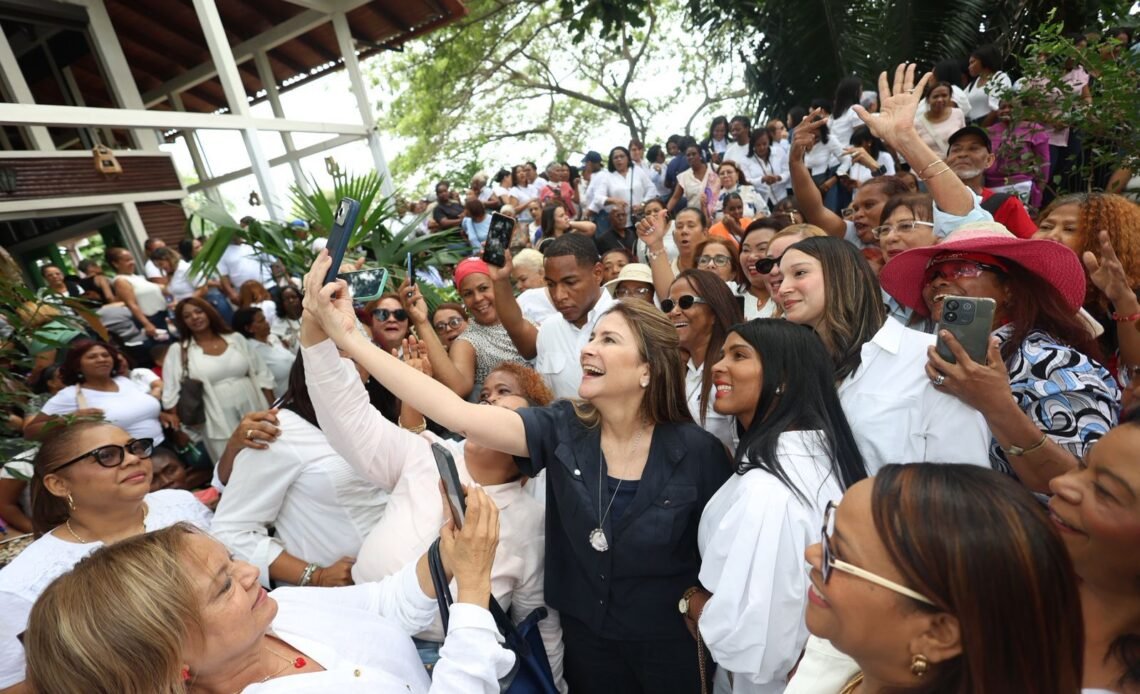 Carolina Mejía reúne a dirigentes femeninas del PRM en encuentro político en el Distrito Nacional
